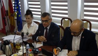 Sprawozdanie z działalności międzysesyjnej prezentuje Burmistrz Drzewicy Janusz Reszelewski. Po lewej Skarbnik Gminy Irena Jóźwicka, po prawej Zastępca Burmistrza Dominik Niemirski