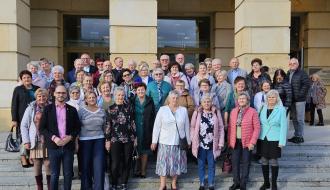 Reprezentacja seniorów z terenu Gminy Drzewica podczas uroczystej Gali Silver Rose 2024 w Teatrze Wielkim w Łodzi, w ramach Wojewódzkich Obchodów Dnia Seniora