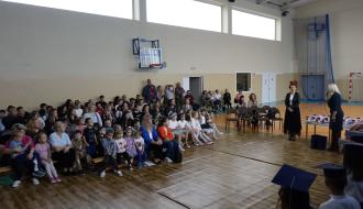 Z życzeniami i gratulacjami dla uczniów i rodziców zwraca się Dyrektor Zespołu Ekonomiczno-Administracyjnego Szkół Agnieszka Kopytowska
