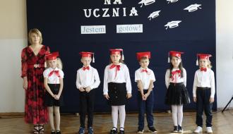 Pierwszolklasiści z Domaszna wraz ze swoją wychowawczynią Marzena Majcherek podczas uroczystego apelu