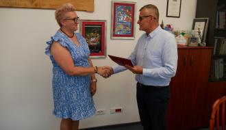 Burmistrz Drzewicy oraz Sołtys Miejscowości Werówka podczas uroczystego wręczenia aktu mianowania.