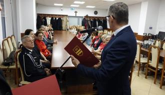 Burmistrz Drzewicy podczas wręczania pamiątkowych listów gratulacyjnych