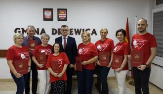 Wolontariusze Drzewickiego Centrum Wolontariatu „Ofiarna dłoń” z Burmistrzem Drzewicy Januszem Reszelewskim