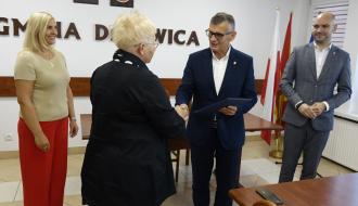 Z rąk Burmistrza Drzewicy Janusza Reszelewskiego stypendium odbiera babcia Jadwigi Hubki. Obok (po lewej) Dyrektor ZEAS w Drzewicy Agnieszka Kwiecień i (po prawej) Zastępca Burmistrza Drzewicy Dominik Niemirski.