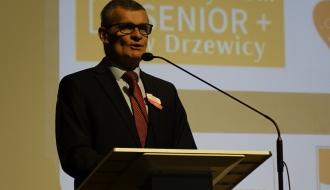 Burmistrz Drzewicy Janusz Reszelewski na scenie podczas przemówienia