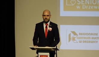Zastępca Burmistrza Drzewicy i Prezes DCW Dominik Niemirski podczas uroczystego rozpoczęcia przeglądu twórczości patriotycznej
