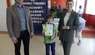 Na zdjęciu od lewej: Sekretarz Miasta Drzewica Andrzej Krzyżanowski, zwycięzca turnieju szachowego w kategorii klas I-IV Ignacy Stępień (SP w Drzewicy) oraz Dyrektor SP w Drzewicy Agnieszka Bogatek