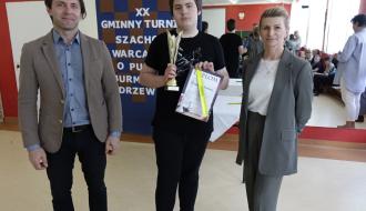 Na zdjęciu od lewej: Sekretarz Miasta Drzewica Andrzej Krzyżanowski, zwycięzca turnieju szachowego w kategorii klas V-VIII Sergiusz Stuleblak (SP w Drzewicy) oraz Dyrektor SP w Drzewicy Agnieszka Bogatek