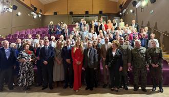 Inauguracja roku akademickiego UTW w Drzewicy. Wspólne zdjęcie uczestników zajęć oraz zaproszonych gości w sali widowiskowej RCK w Drzewicy