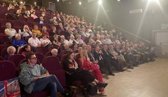 Inauguracja roku akademickiego UTW w Drzewicy. Zgromadzona publiczność na widowni.