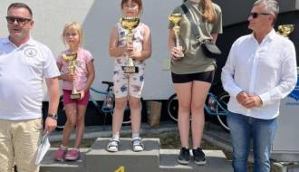 Dekoracja w kategorii dziewcząt. Na podium troje dziewcząt z pucharami. Obok po lewej Prezes Koła nr 3 PZW w Drzewicy Ziemowit Jaciubek, po prawej Burmistrz Drzewicy Janusz Reszelewski