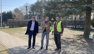 Na zdjęciu Burmistrz Drzewicy Janusz Reszelewski, Kierownik Referatu Gospodarki Komunalnej, Budownictwa i Inwestycji UM w Drzewicy Jarosław Bomba oraz przedstawiciel firmy wykonawczej