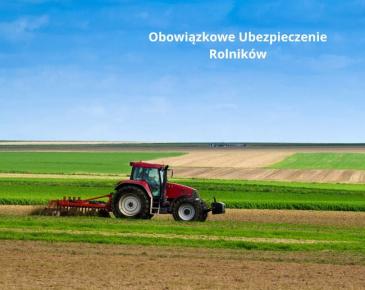 Na obrazku widać czerwony traktor pracujący na rozległym polu uprawnym. W tle rozciągają się zielone i brązowe pasy pól pod błękitnym niebem. W prawym górnym rogu znajduje się napis „Obowiązkowe Ubezpieczenie Rolników”.