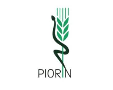 Na zdjęciu widoczne jest minimalistyczne logo przedstawiające zielony kłos z oplecionym wokół niego wężem. Pod symbolem znajduje się napis „PIORiN”