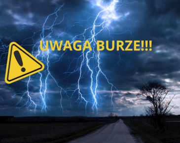 Na grafice przedstawiono ciemne, burzowe niebo z licznymi wyładowaniami atmosferycznymi rozświetlającymi chmury nad wiejskim krajobrazem. W dolnej części widoczna jest droga prowadząca w dal oraz samotne drzewo po prawej stronie. Po lewej stronie umieszczono żółty znak ostrzegawczy z wykrzyknikiem, a na środku znajduje się duży, żółty napis: „UWAGA BURZE!!!”