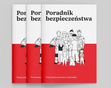 Na obrazku widać trzy egzemplarze broszury zatytułowanej „Poradnik bezpieczeństwa”. Okładka ma minimalistyczny design w biało-czerwonych barwach i przedstawia ilustrację grupy ludzi, w tym rodzinę oraz przedstawicieli służb ratunkowych i mundurowych. Na dole znajduje się hasło: „Przeczytaj, przećwicz i zachowaj!”.