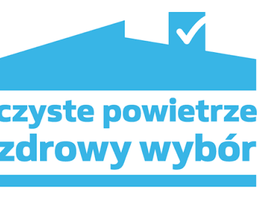 „Logo programu „Czyste Powietrze – Zdrowy Wybór”. Niebieska grafika przedstawia zarys domu z kominem i symbolem haczyka oraz napis „czyste powietrze zdrowy wybór”.