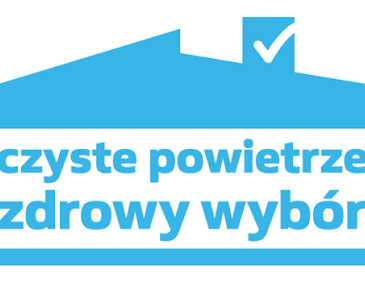 „Logo programu „Czyste Powietrze – Zdrowy Wybór”. Niebieska grafika przedstawia zarys domu z kominem i symbolem haczyka oraz napis „czyste powietrze zdrowy wybór”.