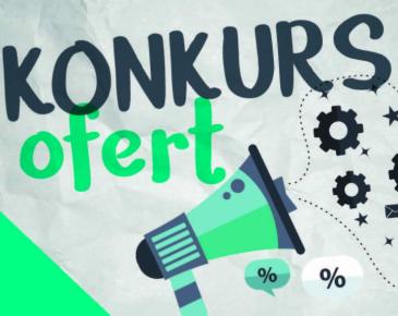 Na jasnym, fakturowanym tle znajduje się duży ciemnogranatowy napis „KONKURS” oraz zielony napis „ofert”. W dolnej części widoczny jest megafon skierowany w prawo. Wokół niego umieszczono symbole związane z ofertami i biznesem: koła zębate, gwiazdki, kopertę oraz symbole procentowe. Dominują kolory granatowy, zielony i jasny turkus.