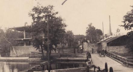 miejsce budowy wielkiego pieca otoczone fosą z pomostem
