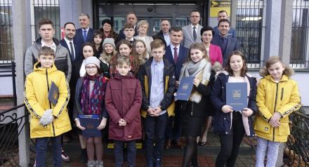 młodzież w towarzystwie urzędników przed urzędem miejskim po inauguracji Sesji Młodzieżowej Rady Miejskiej w Drzewicy