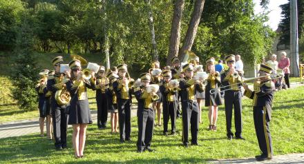 orkiestra gra w parku