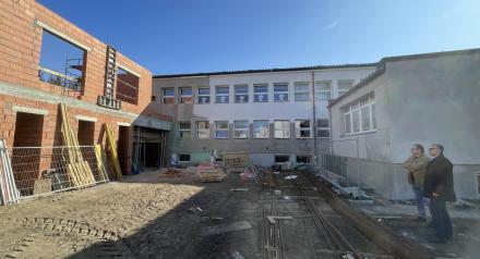 Na zdjęciu Burmistrz Drzewicy Janusz Reszelewski, Kierownik Referatu Gospodarki Komunalnej, Budownictwa i Inwestycji UM w Drzewicy Jarosław Bomba przyglądający się budowie żłobka w Drzewicy