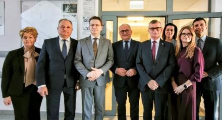 Wspólne zdjęcie dyrektor CUS i Burmistrza Drzewicy z zaproszonymi gośćmi