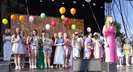 Na scenie kilkudziesięcioosobowa grupa młodych artystów z RCK, trzymających balony. Na przedzie po prawej wokalistka Oliwia Bąba