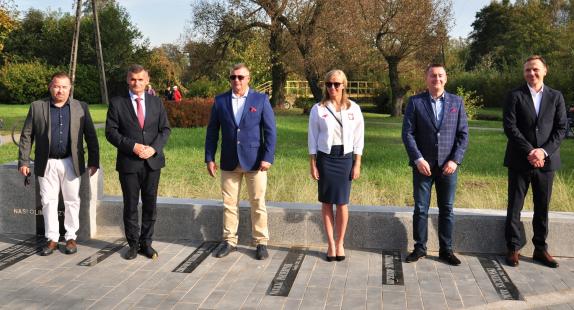 drzewiccy olimpijczycy oraz członkowie rodzin podczas uroczystości plenerowej jubileuszu czterdziestolecia kajakarstwa