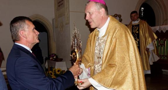 przekazanie daru w postaci gotyckiej monstrancji przez delegata gminy Drzewica w ręce biskupa Piotra Turzyńskiego dla parafii pw. św. Łukasza Ewangelisty w Drzewicy z okazji jej siedmiusetlecia 