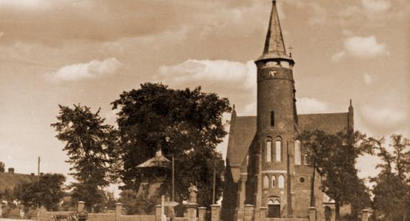 kościół drzewicki z oddali