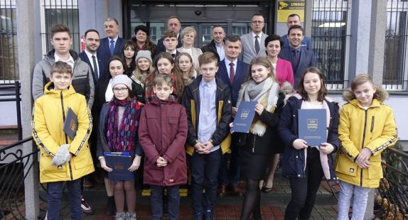 młodzież w towarzystwie urzędników przed urzędem miejskim po inauguracji Sesji Młodzieżowej Rady Miejskiej w Drzewicy
