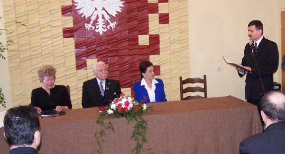nadanie honorowego obywatelstwa w sali z godłem na ścianie