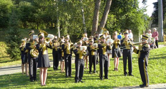 orkiestra gra w parku