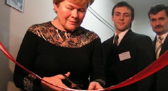 Przewodnicząca Rady Gminy i Miasta w Drzewicy przecina wstęgę na uroczystości otwarcia warsztatów terapii zajęciowej w Drzewicy