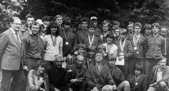 członkowie sekcji kajakowej z medalami