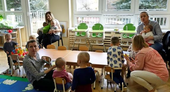 dzieci z opiekunkami w sali żłobka