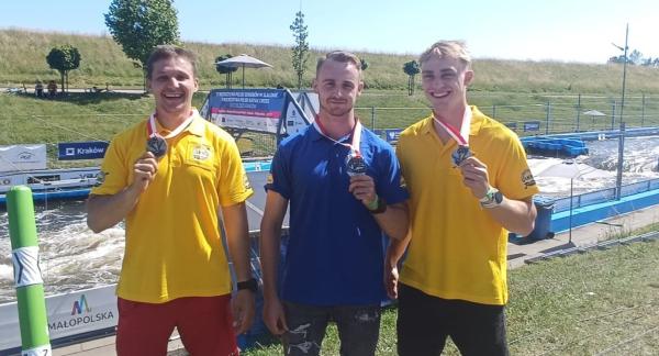 Na tle toru slalomowego stoją prezentując srebrne medale - od lewej Szymon Zawadzki, Michał Franczak i Maciej Bartos