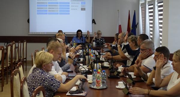 Nadzwyczajna Sesja Rady Miejskiej w Drzewicy. W sali konferencyjnej Urzędu Miejskiego w Drzewicy przy stole Radni podczas głosowania.