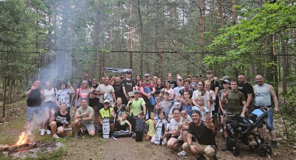 Pamiątkowe zdjęcie kilkudziesięcioosobowej grupy piechurów na terenie za Domkiem Myśliwskim