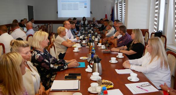 Uczestnicy sesji w sali konferencyjnej Urzędu Miejskiego w Drzewicy