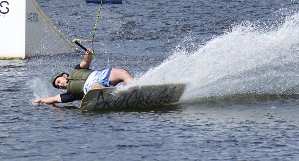 Ekwilibrystyczna figura na torze wakeboardowym w wykonaniu Piotra Kowalskiego