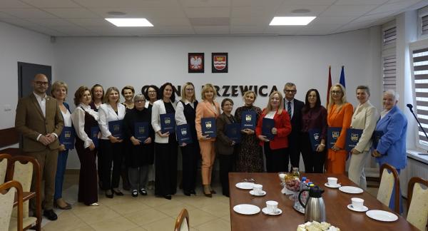 Zdjęcie grupowe nagrodzonych z władzami gminy
