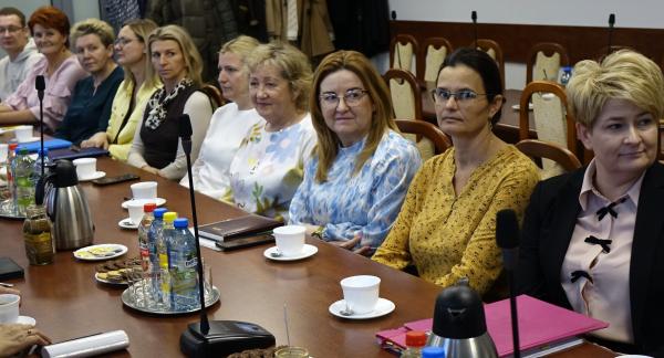 Przy stole w sali konferencyjnej UM w Drzewicy siedzą członkowie Komitetu Rozwoju i Monitorowania Usług Społecznych w Gminie Drzewica – dziesięć osób