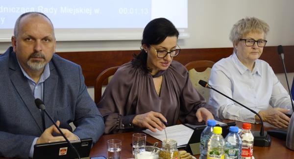 Prezydium Rady Miejskiej w Drzewicy. Przy stole prezydialnym siedzą: Wiceprzewodniczący Paweł Małek, Przewodnicząca Dorota Wiktorowicz, Wiceprzewodnicząca Joanna Popis.