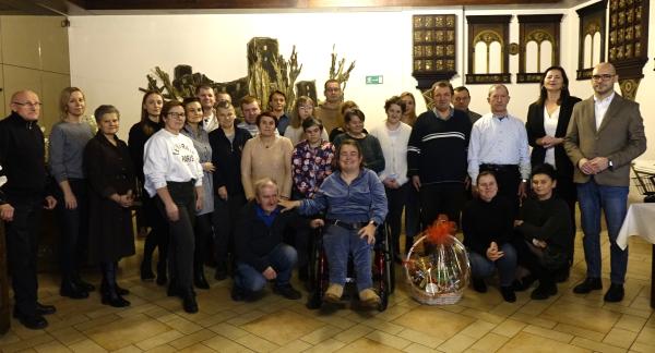 Wspólne zdjęcie uczestników i kadry drzewickiego WTZ z Zastępcą Burmistrza Drzewicy w restauracji Zamkowa