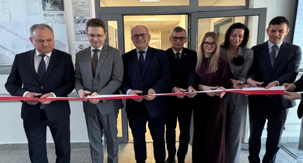 Symbolicznego przecięcia wstęgi dokonuje siedem osób - od lewej: Członek Zarządu Województwa Łódzkiego Artur Ostrowski, II Wicewojewoda Łódzki Grzegorz Majewski, I Wicewojewoda Łódzki Marek Mazur, Burmistrz Drzewicy Janusz Reszelewski, p.o. Zastępcy Dyrektora Wojewódzkiego Urzędu Pracy w Łodzi Aneta Dziemdziela, Przewodnicząca Rady Miejskiej w Drzewicy Dorota Wiktorowicz oraz p.o. Zastępcy Dyrektora Regionalnego Centrum Polityki Społecznej w Łodzi Oskar Kuliński.