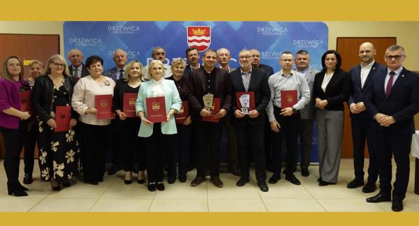 Wspólne zdjęcie 17 sołtysów z władzami samorządowymi Gminy Drzewica – Burmistrzem Drzewicy Januszem Reszelewskim, Zastępcą Burmistrza Dominikiem Niemirskim i Przewodniczącą Rady Miejskiej w Drzewicy Dorotą Wiktorowicz