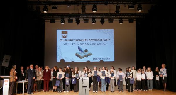 Finał VII Edycji Konkursu „Drzewicki Mistrz Ortografii”. Na scenie drzewickiego RCK wszyscy uczestnicy finałowego konkursu wraz z jury oraz zaproszonymi gośćmi
